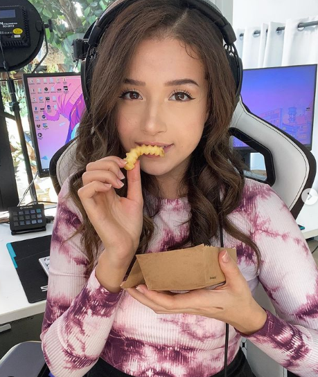 加拿大28岁游戏官网分享 超人气美女主播Pokimane 私房照