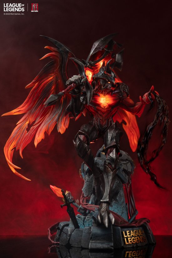 《英雄联盟》官方超帅剑魔雕塑！鲜红配色如燃地狱之火